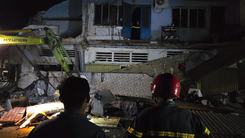 Lính cứu hỏa giải cứu 3 người kẹt trong căn nhà sập ở Đồng Tháp