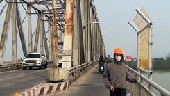 Lắp lưới thép cao 2,5m để ngăn người nhảy cầu Bến Thủy bắc qua sông Lam