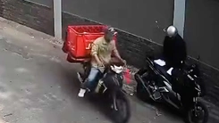 Video xe máy cùng giỏ hàng của nam shipper bị trộm, đã bắt được nghi phạm