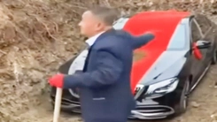 Một gia đình chôn xe Mercedes làm đồ tùy táng gây tranh cãi dữ dội