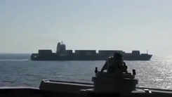 Video tàu khu trục Mỹ nổ súng bắt giữ tàu chở hàng của Iran tại Vịnh Oman