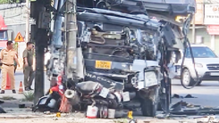 Xe container tông liên hoàn 4 xe máy ngay ngã ba ở Đồng Nai