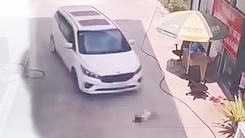 Bé gái bị ô tô cán tử vong tại cây xăng ở Bến Cát, công an trích xuất camera điều tra