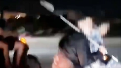 Bắt khẩn cấp 20 người mang hung khí rượt đánh nhau trên đường