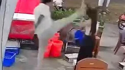 Clip người đàn ông đá vào mặt nữ quản lý quán nhậu, công an đang xác minh