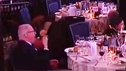 Thản nhiên ăn salad giữa tiếng súng nổ hỗn loạn tại tiệc Nhà Trắng, người đàn ông nói gì?