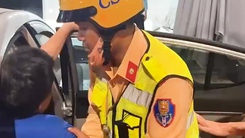 Cảnh sát giao thông Đà Nẵng mở đường đưa người đàn ông bị viêm dạ dày cấp đến bệnh viện