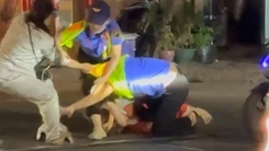 Xác minh clip hai nữ nhân viên đường sắt bị người đi xe máy vượt gác chắn hành hung