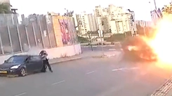 Video một phụ nữ Israel thoát chết khi tên lửa Iran rơi cách vài mét