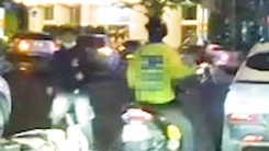 Video người mặc áo xe ôm công nghệ cầm gậy 3 khúc đánh nam thanh niên ở phường Sài Gòn