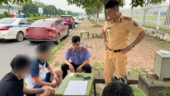 Tài xế vi phạm nồng độ cồn và chạy quá tốc độ, tông gãy cửa xe cảnh sát giao thông