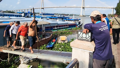 Khám nghiệm hiện trường, điều tra vụ thi thể chưa rõ giới tính trôi trên sông tại Đồng Tháp