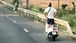 Thanh niên buông tay lái, đứng trên xe máy khi đổ đèo ở Đắk Lắk