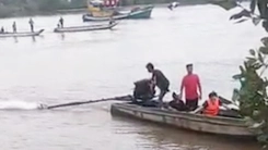 Tìm thấy thi thể thầy giáo bị nước cuốn do lật vỏ lãi trên đường ra vuông tôm
