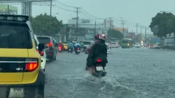 Nhiều nơi ở TP.HCM mưa ngập đường, trời dịu mát sau nhiều ngày nắng nóng
