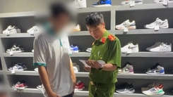 Khởi tố chủ hộ kinh doanh K.W Sneaker bán hơn 1.400 đôi giày, dép giả mạo nhãn hiệu