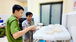 Bên trong 'xưởng' sản xuất cả chục ngàn hũ nước yến giả, công an vừa triệt phá
