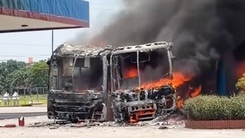 Video hai xe khách cháy rụi giữa trưa nắng trong sân cây xăng
