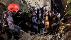 Video người đầu tiên được giải cứu khỏi hang động hiểm trở, ngập nước tại Lào