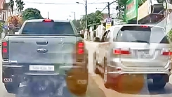 Dừng ô tô giữa ngã ba để nói chuyện, cả hai tài xế bị phạt tiền