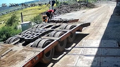 Vượt đường sắt khi chắn tự động đang hạ, tài xế bị xử phạt 5 triệu đồng