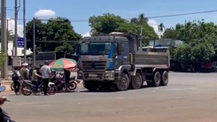 Hiện trường xe ben va chạm xe máy ở Đồng Nai, bé trai 4 tuổi tử vong
