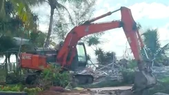 Phú Quốc cưỡng chế 9 căn bungalow xây trái phép ven biển