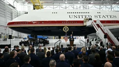 Ông Trump ra mắt chuyên cơ 'Nhà Trắng trên không' do Qatar tặng