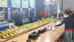 Bên trong xưởng sản xuất hàng ngàn đôi dép Crocs giả ở Dĩ An