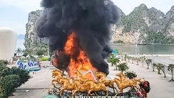 ‘Đường hầm ánh sáng’ ở Quảng Ninh bốc cháy ngùn ngụt khi đang tháo dỡ 