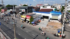 Người dân dọc quốc lộ 13 tháo dỡ nhà, bàn giao mặt bằng để mở rộng đường 