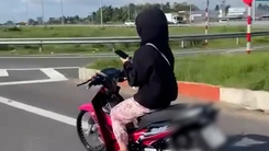 Con gái 15 tuổi vừa chạy xe vừa dùng điện thoại, người mẹ là chủ xe bị phạt