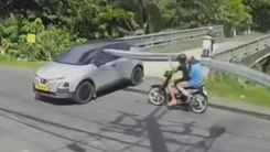 Xe máy chở bó ống kim loại đâm ngang hông ô tô