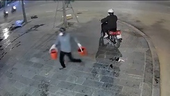Khởi tố 3 người ném dầu nhớt thải vào cửa hàng quần áo ở Nghệ An