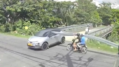 Video ống nhôm đâm xuyên kính ô tô: Người chạy xe máy 16 tuổi, xử phạt chủ tiệm giao xe 