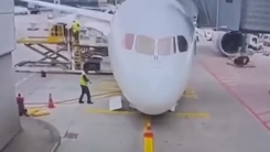 Video Boeing 787 mới tinh bất ngờ sập càng khi hành khách sắp lên máy bay