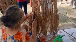 Dân miền Tây trổ tài đan võng bằng dây chuối khiến du khách thích thú