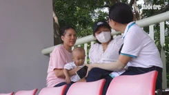 Ẵm con 18 tháng tuổi theo cổ vũ chồng thi đấu giải bóng đá công nhân