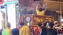 Bắt chủ trại hòm và nhiều người liên quan vụ khiêng quan tài có người sống bên trong diễu phố