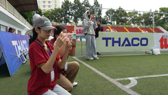 Sinh viên trải nghiệm tác nghiệp thực tế tại sân bóng