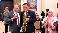 Video Thủ tướng Thái Lan thổi kèn saxophone trong chuyến thăm Malaysia