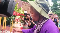 Video gia đình nhận thân nhân liệt sĩ Huỳnh Văn Quên đến công viên Lê Thị Riêng thắp nhang 