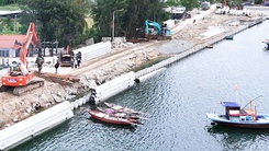 Hối hả thi công tuyến kè bảo vệ khu dân cư bên bờ sông Thu Bồn 