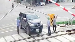 Vượt rào chắn đường sắt, nữ tài xế ở Nghệ An bị phạt 19 triệu đồng