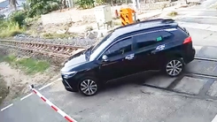 Xử lý 2 tài xế ô tô vượt rào chắn đường sắt ở Đắk Lắk