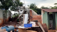 Hiện trường xe bồn tông sập tường nhà dân, một người tử vong