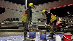 Xuyên đêm ‘làm đẹp’ cho cây cầu biểu tượng xứ Huế 