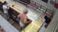Video giây phút chủ tiệm vàng ở Cần Thơ quật ngã kẻ cướp