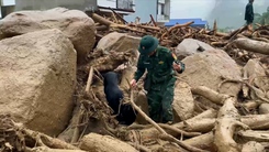 Bộ đội biên phòng đưa chó nghiệp vụ hỗ trợ tìm 4 người mất tích ở Lai Châu