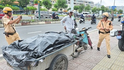 TP.HCM ra quân xử lý xe ba gác, xe lôi tự chế chở hàng cồng kềnh